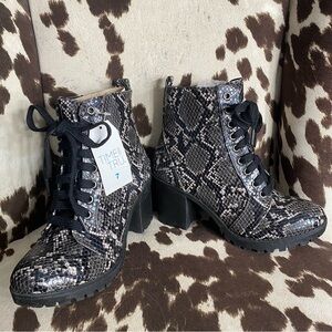 Faux Snakeskin Black and Nude Lace Overlay Combat Boot Platform Heels Size 7